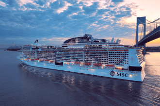 Des voyageurs profitant d'une croisière MSC sur un bateau moderne
