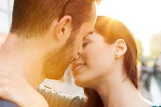 Un couple profitant d'une activité romantique en plein air