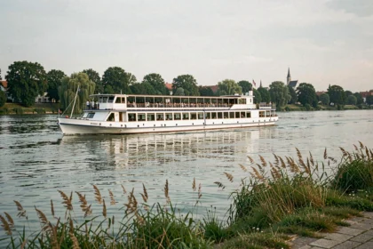 Bateau de croisière fluviale naviguant sur le Danube avec des clochers en arrière-plan