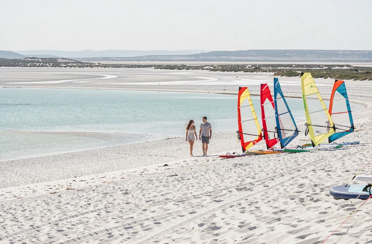Camping Les Salines Îlot Eurosurf avec accès direct à la plage de sable blanc et lagon turquoise