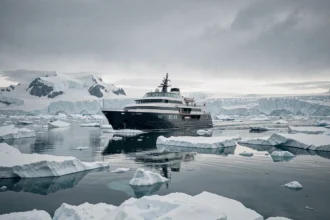 Le navire d'expédition Commandant Charcot naviguant entre les glaces arctiques lors d'une croisière polaire de luxe