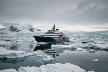 Le navire d'expédition Commandant Charcot naviguant entre les glaces arctiques lors d'une croisière polaire de luxe