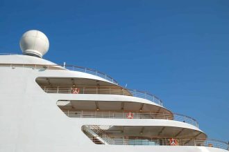 un navire de croisière luxueux naviguant sur l'océan