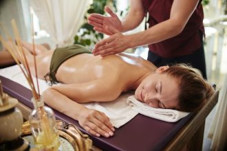 Soins relaxants dans un spa de montagne pour se détendre