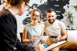 Couple consultant une agence de voyage pour un séjour en Angleterre