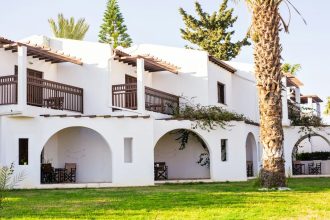 Villas de luxe sur une plage de sable blanc en Guadeloupe