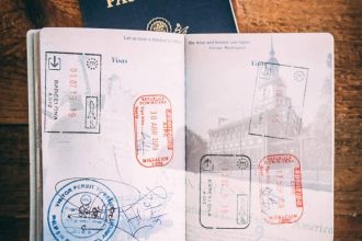 Passeport ouvert avec tampons sur une surface plane