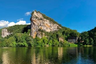 Visite d'un village médiéval en Dordogne avec la famille
