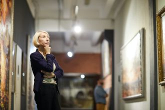 femme pensive admirant une œuvre d'art dans un musée