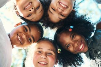Groupe d'adolescents profitant d'une colonie de vacances en plein air