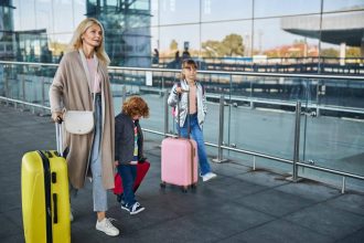 Mère accompagnant ses enfants à l'aéroport pour un voyage à Bali