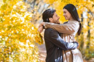 Couple romantique profitant d'un week-end à La Baule en automne