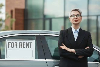 Femme conseillant sur le choix d'une voiture de location