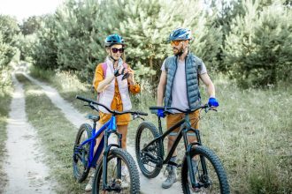 Jeune couple explorant le Pays Basque à vélo